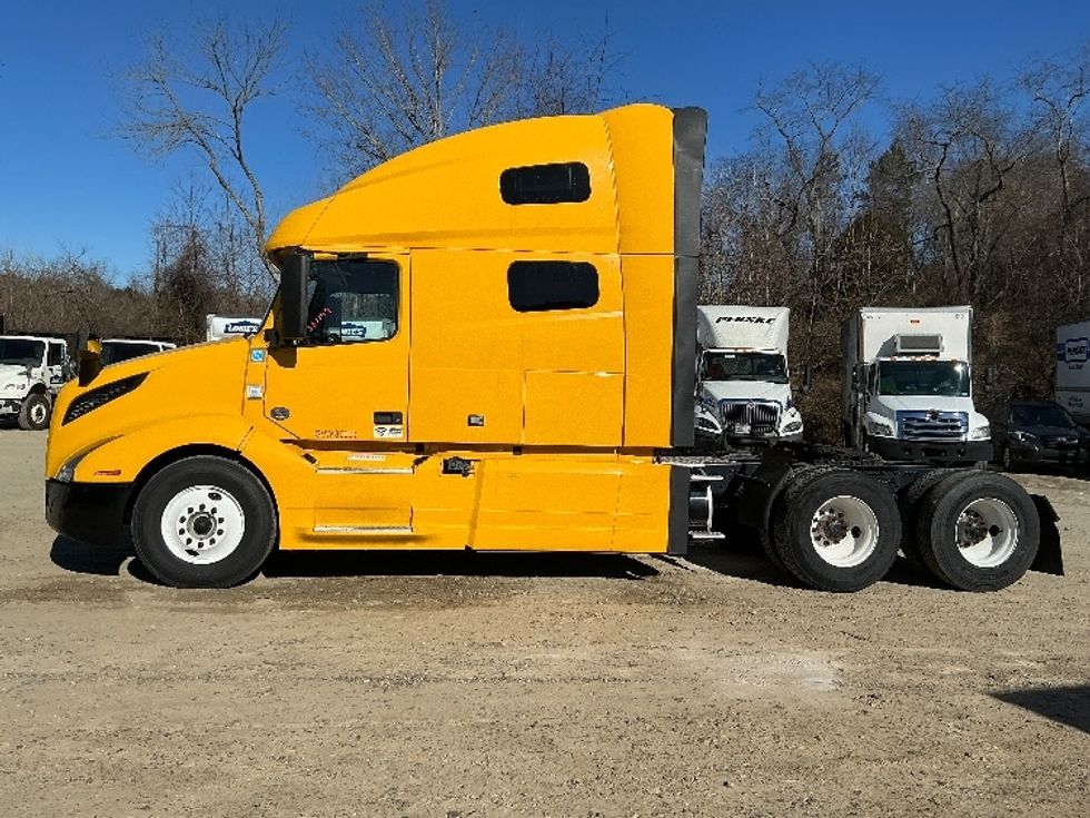 Sleeper Tractor-Heavy Duty Tractors-Volvo-2022-VNL64760-Asheville-NC-585,636\n\t\tmiles-$ 58,000 - Image 4