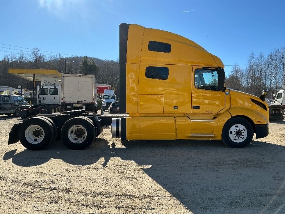 Sleeper Tractor-Heavy Duty Tractors-Volvo-2022-VNL64760-Asheville-NC-585,636\n\t\tmiles-$ 58,000 - Image 8