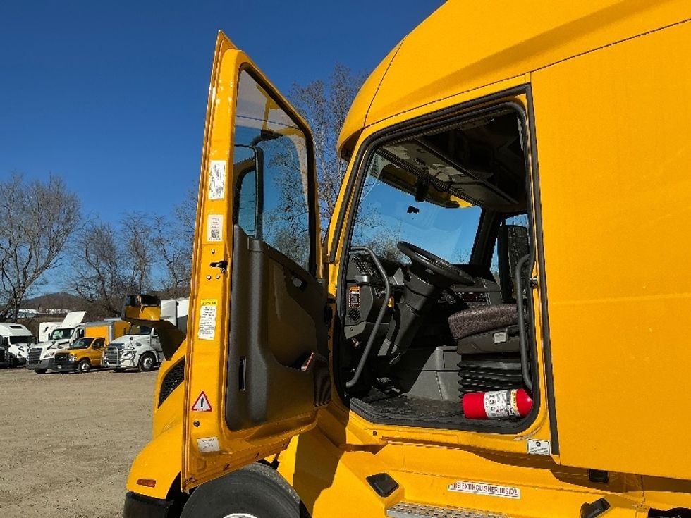 Sleeper Tractor-Heavy Duty Tractors-Volvo-2022-VNL64760-Asheville-NC-585,636\n\t\tmiles-$ 58,000 - Image 9