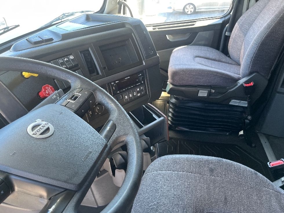 Sleeper Tractor-Heavy Duty Tractors-Volvo-2022-VNL64760-Atlanta (Forest Park)-GA-328,545\n\t\tmiles-$ 92,500 - Image 10