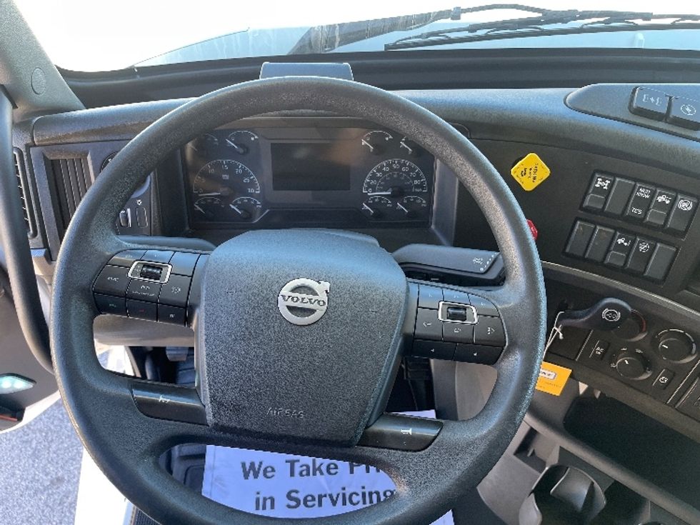 Sleeper Tractor-Heavy Duty Tractors-Volvo-2022-VNL64760-Atlanta (Forest Park)-GA-328,545\n\t\tmiles-$ 92,500 - Image 11