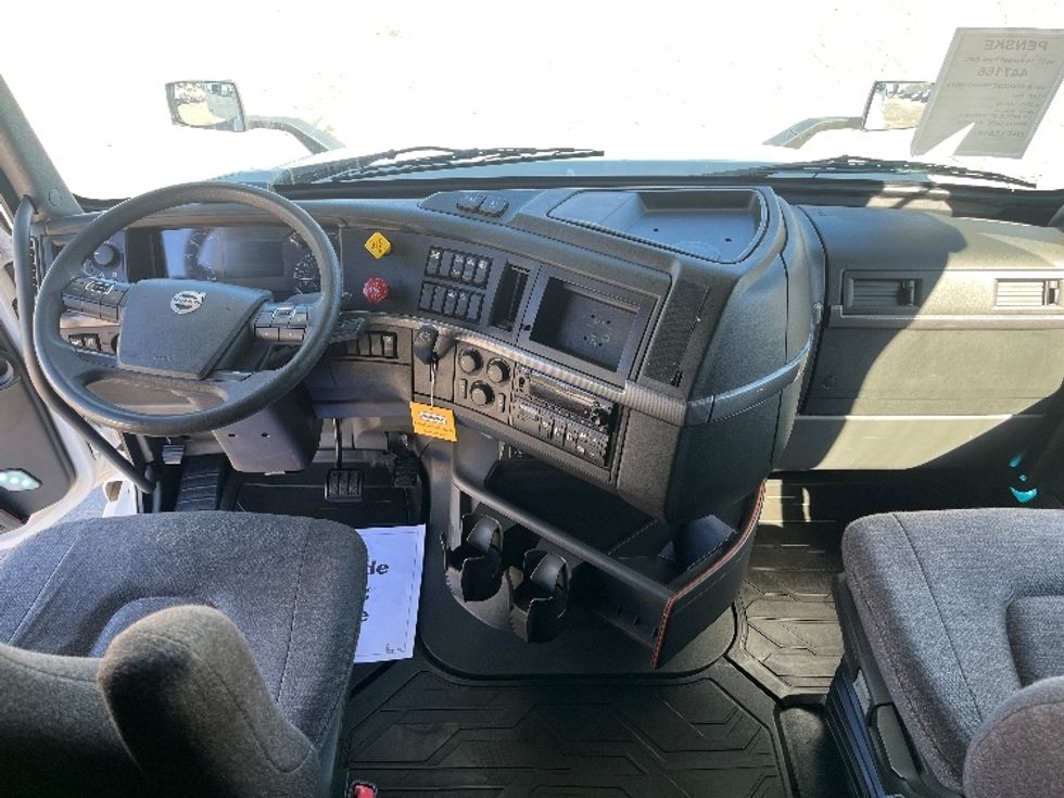 Sleeper Tractor-Heavy Duty Tractors-Volvo-2022-VNL64760-Atlanta (Forest Park)-GA-328,545\n\t\tmiles-$ 92,500 - Image 12