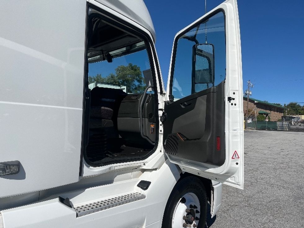 Sleeper Tractor-Heavy Duty Tractors-Volvo-2022-VNL64760-Atlanta (Forest Park)-GA-328,545\n\t\tmiles-$ 92,500 - Image 13