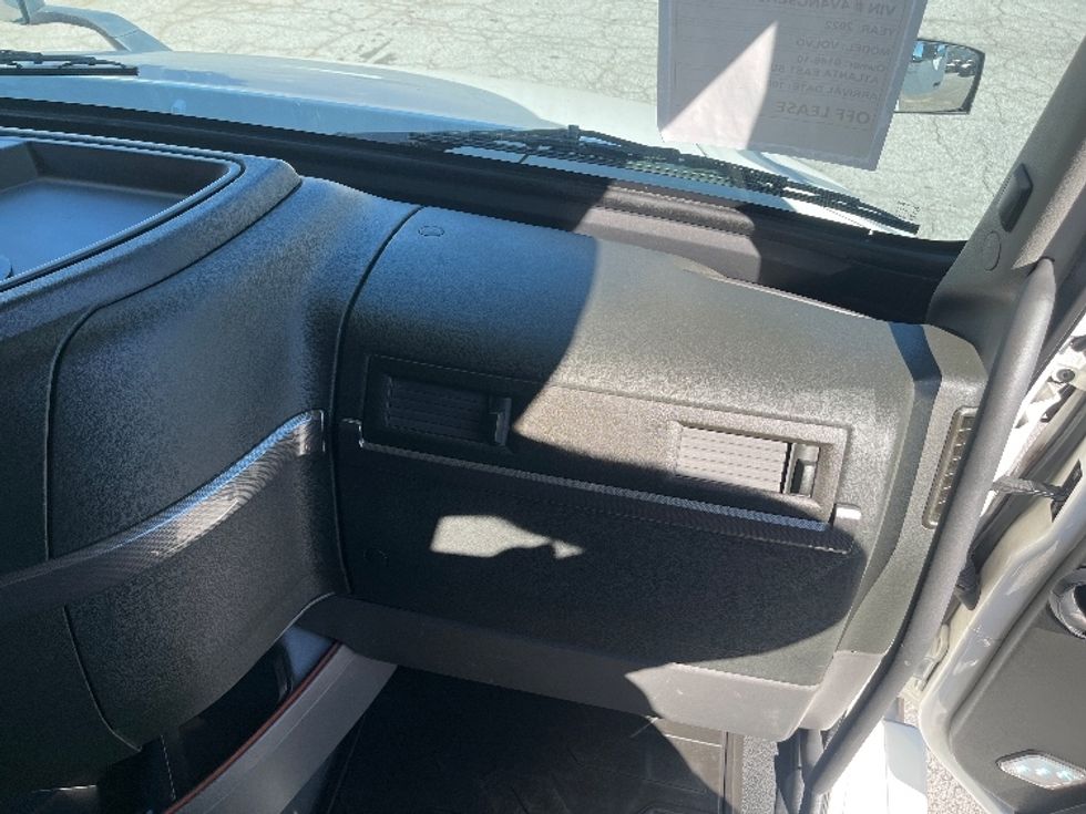 Sleeper Tractor-Heavy Duty Tractors-Volvo-2022-VNL64760-Atlanta (Forest Park)-GA-328,545\n\t\tmiles-$ 92,500 - Image 14