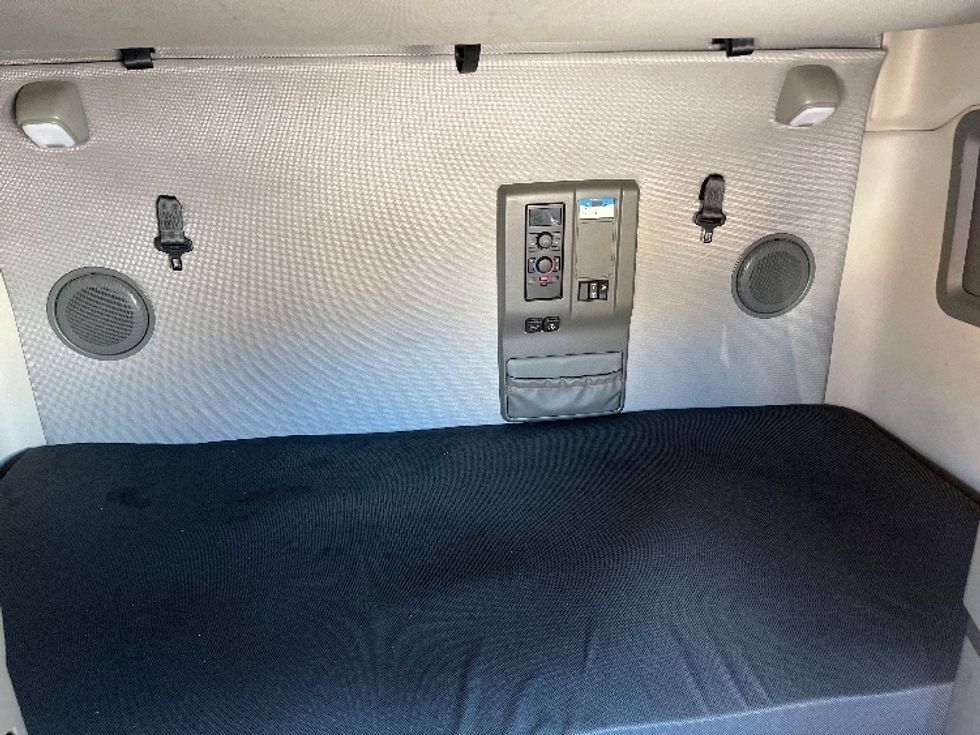 Sleeper Tractor-Heavy Duty Tractors-Volvo-2022-VNL64760-Atlanta (Forest Park)-GA-328,545\n\t\tmiles-$ 92,500 - Image 16