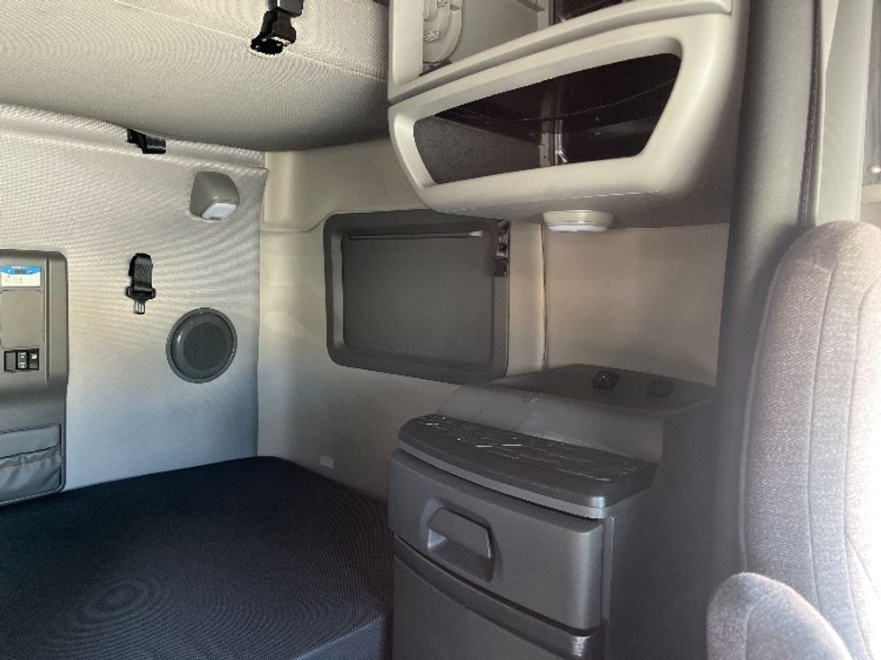 Sleeper Tractor-Heavy Duty Tractors-Volvo-2022-VNL64760-Atlanta (Forest Park)-GA-328,545\n\t\tmiles-$ 92,500 - Image 17