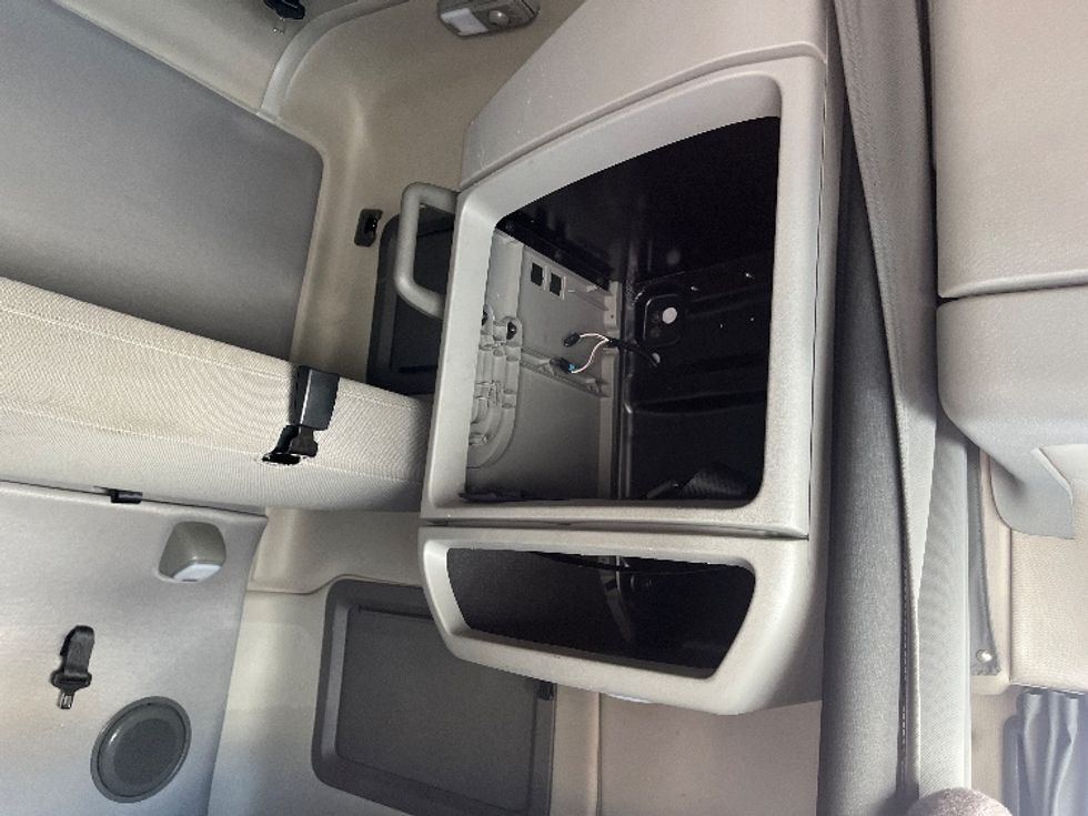 Sleeper Tractor-Heavy Duty Tractors-Volvo-2022-VNL64760-Atlanta (Forest Park)-GA-328,545\n\t\tmiles-$ 92,500 - Image 18