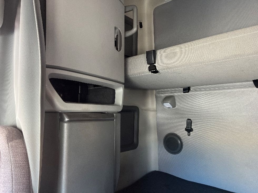 Sleeper Tractor-Heavy Duty Tractors-Volvo-2022-VNL64760-Atlanta (Forest Park)-GA-328,545\n\t\tmiles-$ 92,500 - Image 19