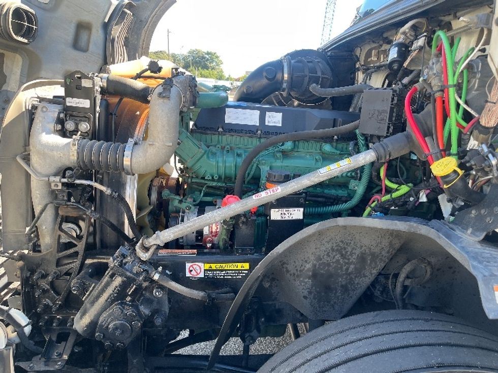 Sleeper Tractor-Heavy Duty Tractors-Volvo-2022-VNL64760-Atlanta (Forest Park)-GA-328,545\n\t\tmiles-$ 92,500 - Image 21