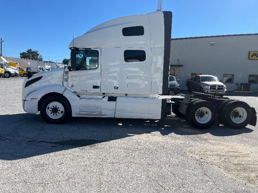 Sleeper Tractor-Heavy Duty Tractors-Volvo-2022-VNL64760-Atlanta (Forest Park)-GA-328,545\n\t\tmiles-$ 92,500 - Image 4