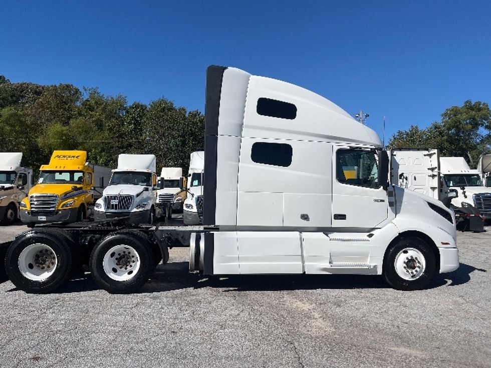 Sleeper Tractor-Heavy Duty Tractors-Volvo-2022-VNL64760-Atlanta (Forest Park)-GA-328,545\n\t\tmiles-$ 92,500 - Image 8