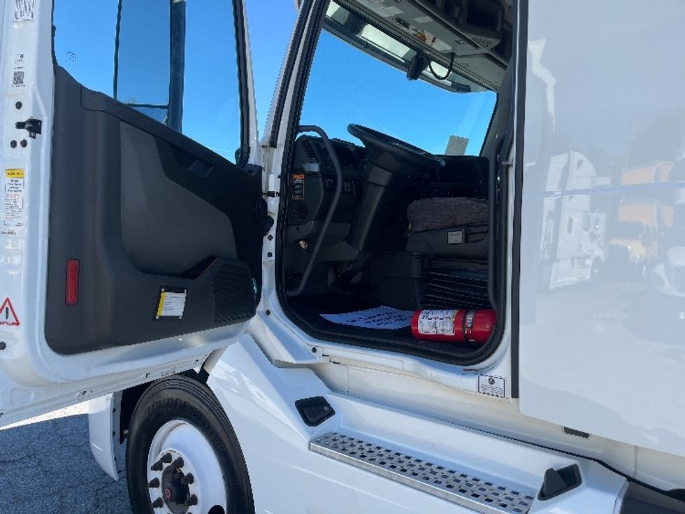 Sleeper Tractor-Heavy Duty Tractors-Volvo-2022-VNL64760-Atlanta (Forest Park)-GA-328,545\n\t\tmiles-$ 92,500 - Image 9
