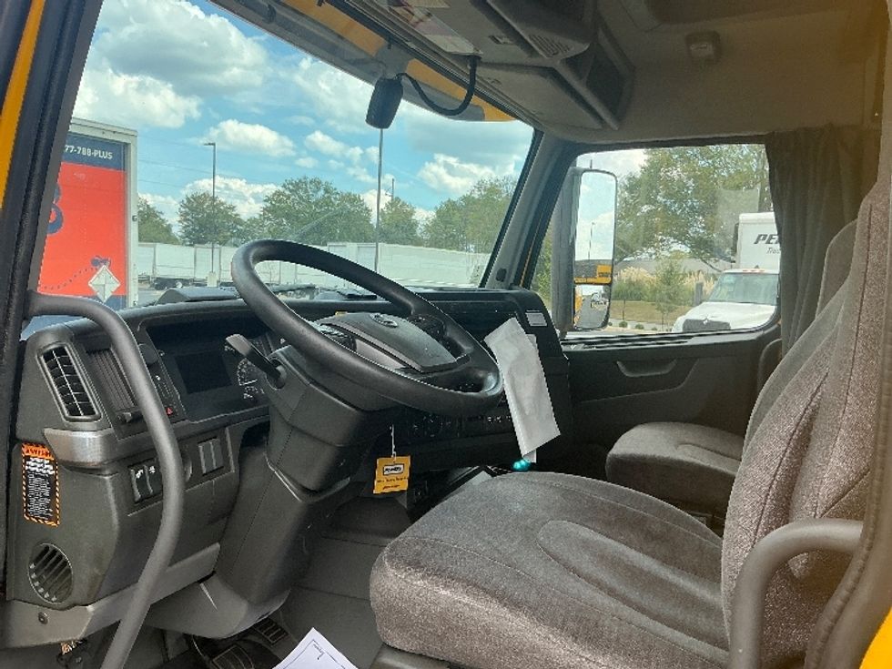 Sleeper Tractor-Heavy Duty Tractors-Volvo-2022-VNL64760-Atlanta (Forest Park)-GA-438,951\n\t\tmiles-$ 77,750 - Image 10