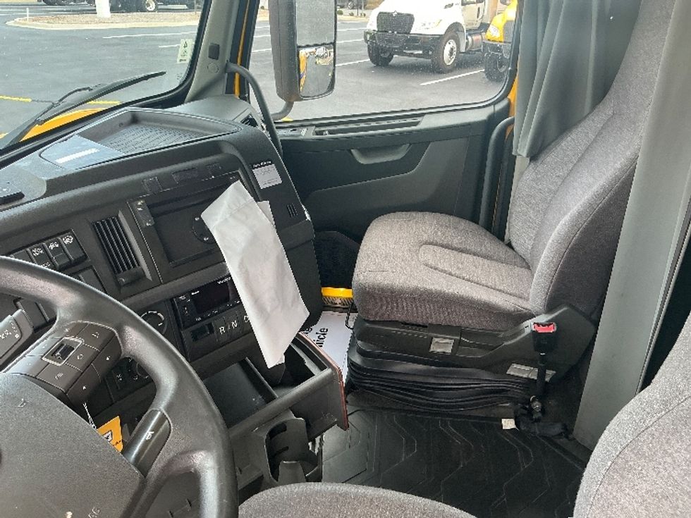 Sleeper Tractor-Heavy Duty Tractors-Volvo-2022-VNL64760-Atlanta (Forest Park)-GA-438,951\n\t\tmiles-$ 77,750 - Image 12