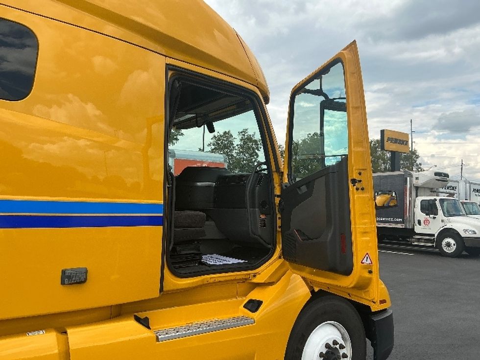 Sleeper Tractor-Heavy Duty Tractors-Volvo-2022-VNL64760-Atlanta (Forest Park)-GA-438,951\n\t\tmiles-$ 77,750 - Image 13