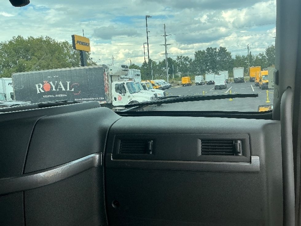 Sleeper Tractor-Heavy Duty Tractors-Volvo-2022-VNL64760-Atlanta (Forest Park)-GA-438,951\n\t\tmiles-$ 77,750 - Image 14