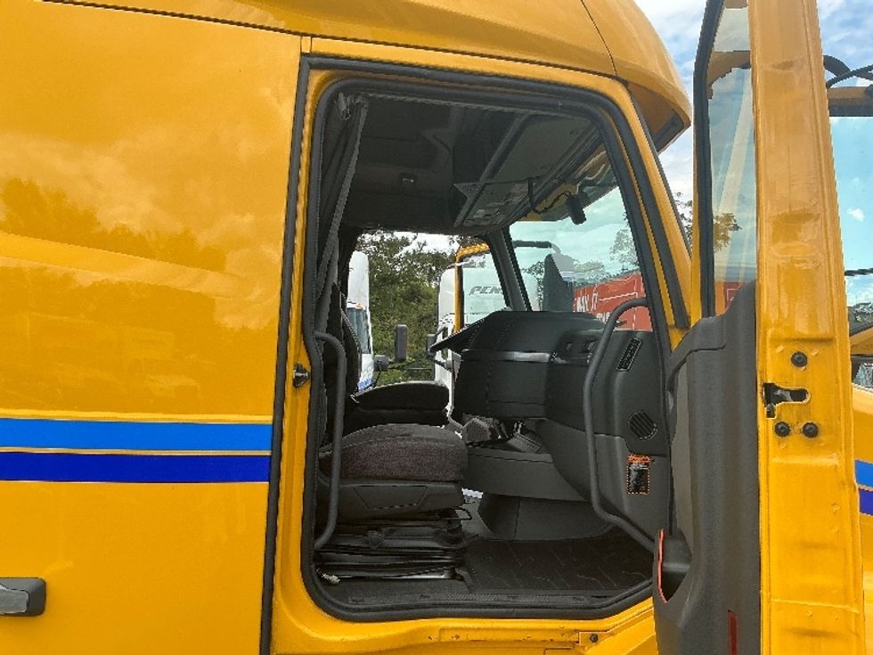 Sleeper Tractor-Heavy Duty Tractors-Volvo-2022-VNL64760-Atlanta (Forest Park)-GA-438,951\n\t\tmiles-$ 77,750 - Image 15