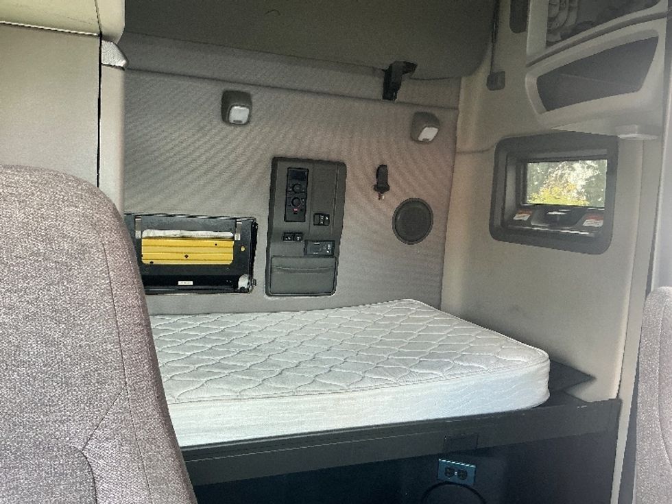 Sleeper Tractor-Heavy Duty Tractors-Volvo-2022-VNL64760-Atlanta (Forest Park)-GA-438,951\n\t\tmiles-$ 77,750 - Image 16