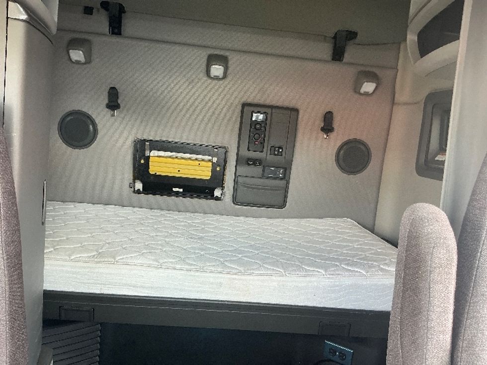 Sleeper Tractor-Heavy Duty Tractors-Volvo-2022-VNL64760-Atlanta (Forest Park)-GA-438,951\n\t\tmiles-$ 77,750 - Image 17