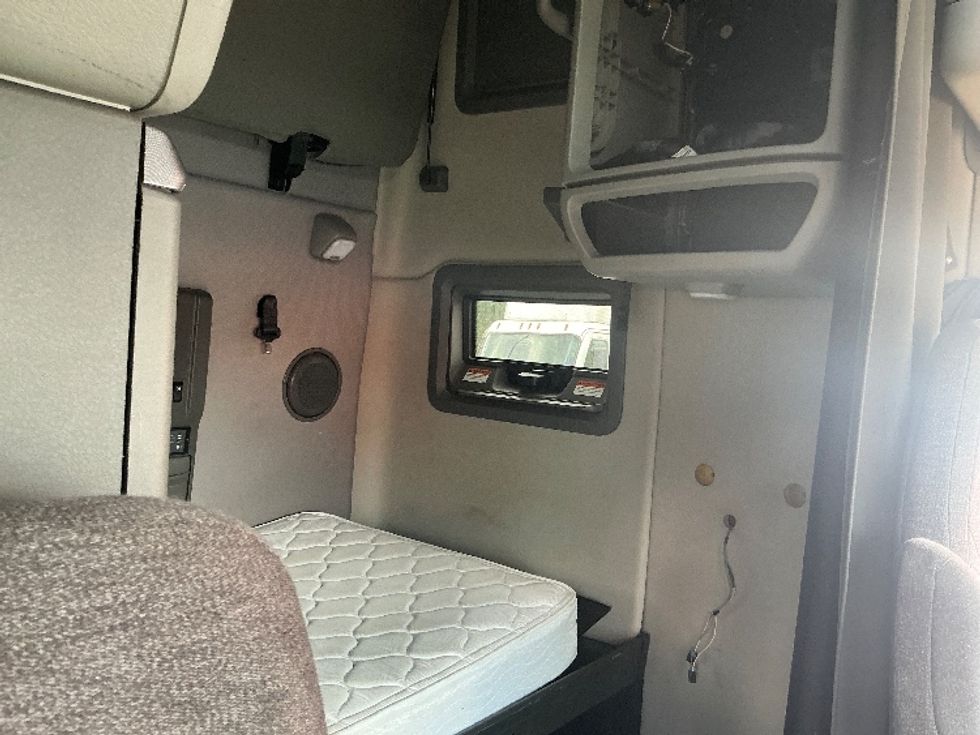 Sleeper Tractor-Heavy Duty Tractors-Volvo-2022-VNL64760-Atlanta (Forest Park)-GA-438,951\n\t\tmiles-$ 77,750 - Image 18