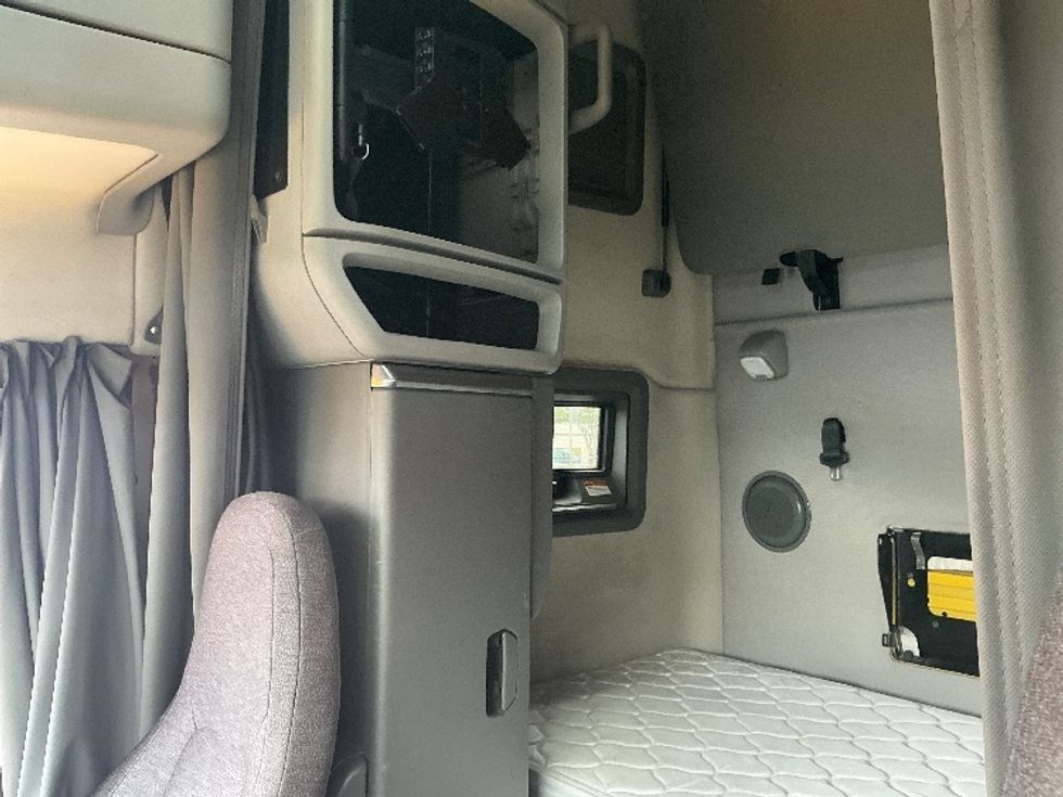 Sleeper Tractor-Heavy Duty Tractors-Volvo-2022-VNL64760-Atlanta (Forest Park)-GA-438,951\n\t\tmiles-$ 77,750 - Image 19