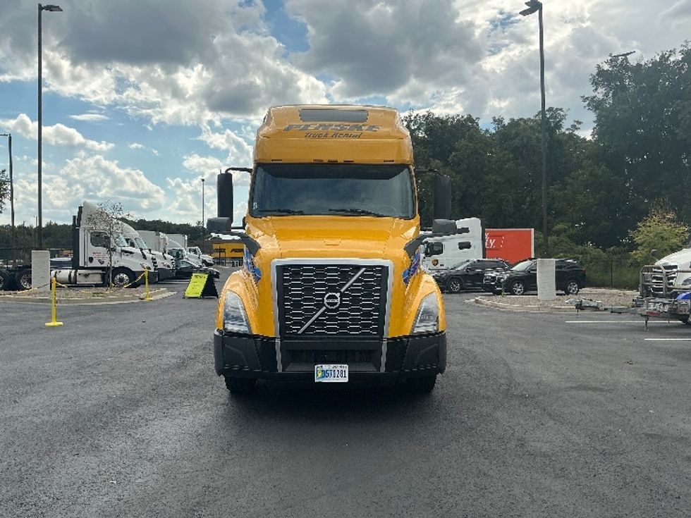 Sleeper Tractor-Heavy Duty Tractors-Volvo-2022-VNL64760-Atlanta (Forest Park)-GA-438,951\n\t\tmiles-$ 77,750 - Image 2