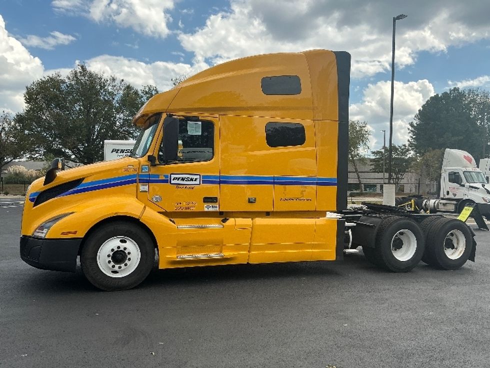 Sleeper Tractor-Heavy Duty Tractors-Volvo-2022-VNL64760-Atlanta (Forest Park)-GA-438,951\n\t\tmiles-$ 77,750 - Image 4