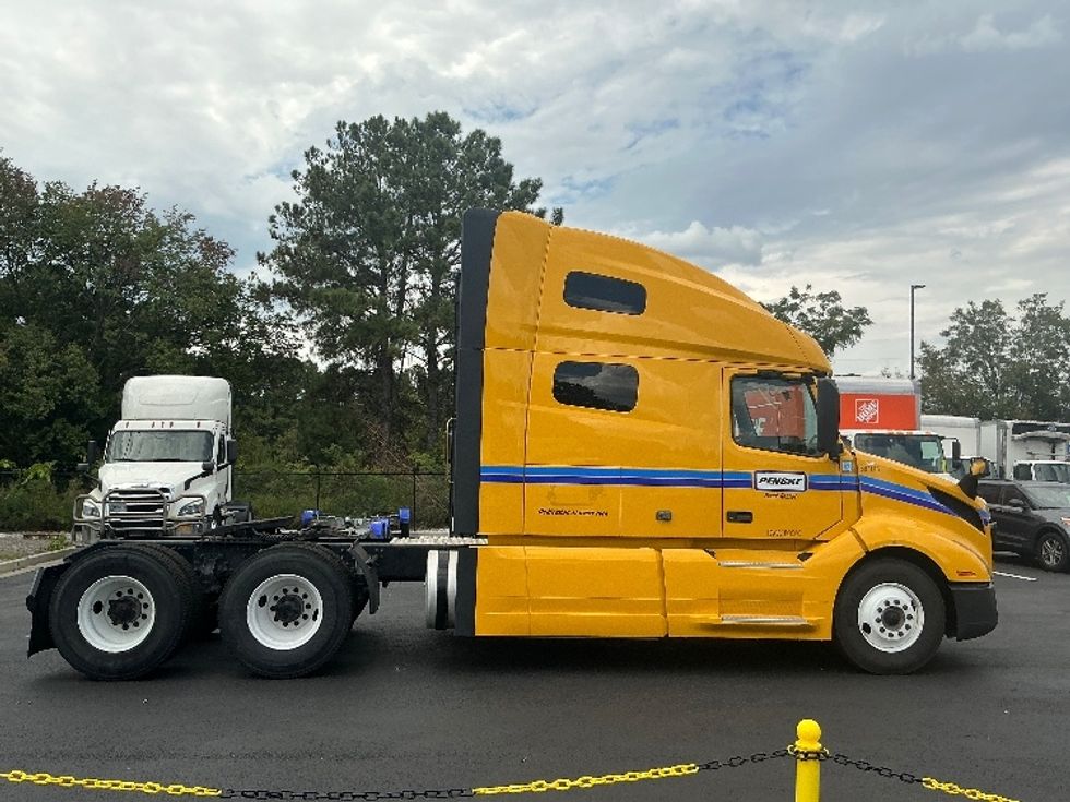 Sleeper Tractor-Heavy Duty Tractors-Volvo-2022-VNL64760-Atlanta (Forest Park)-GA-438,951\n\t\tmiles-$ 77,750 - Image 8