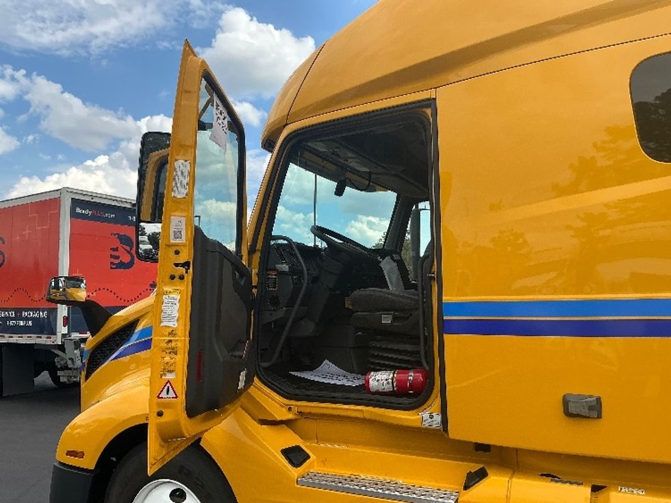 Sleeper Tractor-Heavy Duty Tractors-Volvo-2022-VNL64760-Atlanta (Forest Park)-GA-438,951\n\t\tmiles-$ 77,750 - Image 9
