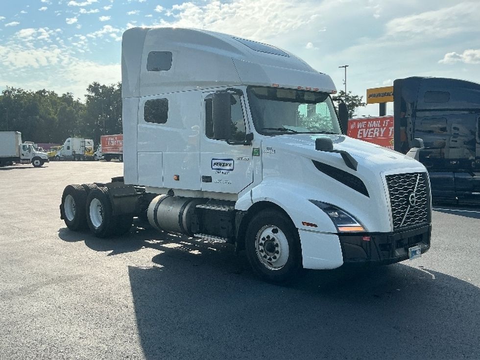 Sleeper Tractor-Heavy Duty Tractors-Volvo-2022-VNL64760-Atlanta (Forest Park)-GA-448,329\n\t\tmiles-$ 90,250 - Image 1