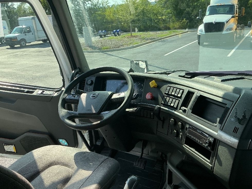Sleeper Tractor-Heavy Duty Tractors-Volvo-2022-VNL64760-Atlanta (Forest Park)-GA-448,329\n\t\tmiles-$ 90,250 - Image 11