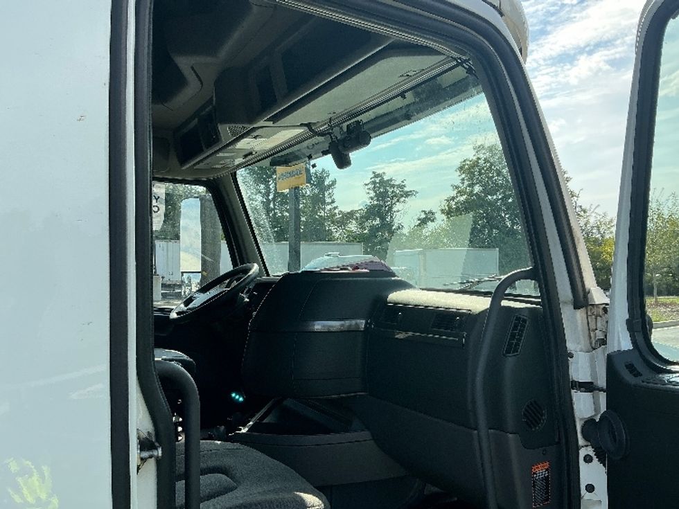 Sleeper Tractor-Heavy Duty Tractors-Volvo-2022-VNL64760-Atlanta (Forest Park)-GA-448,329\n\t\tmiles-$ 90,250 - Image 15