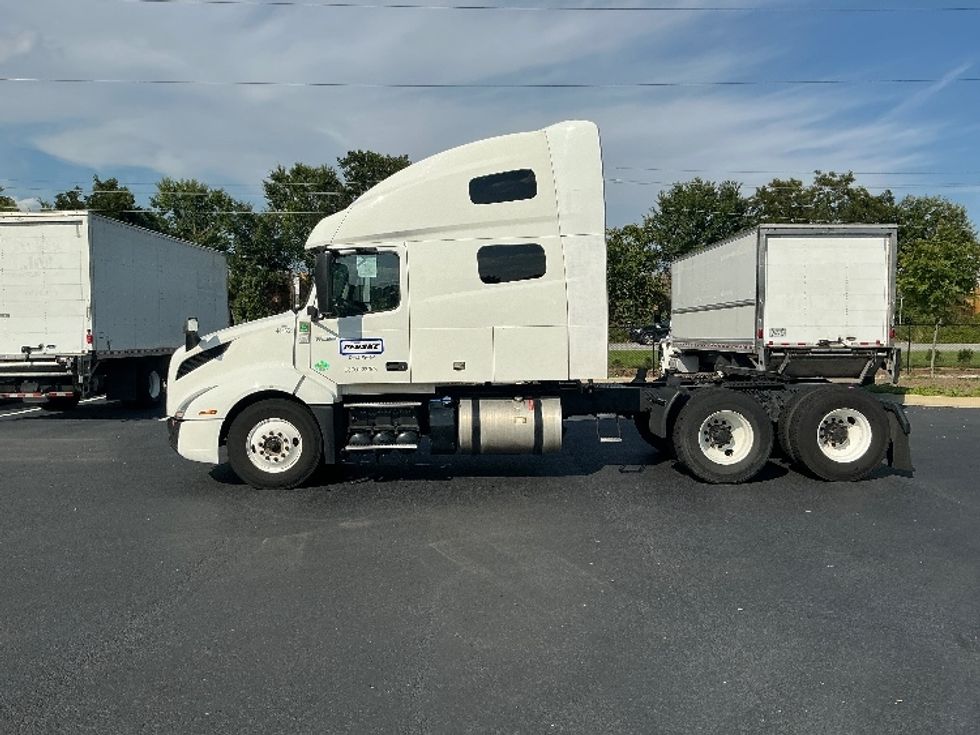 Sleeper Tractor-Heavy Duty Tractors-Volvo-2022-VNL64760-Atlanta (Forest Park)-GA-448,329\n\t\tmiles-$ 90,250 - Image 4