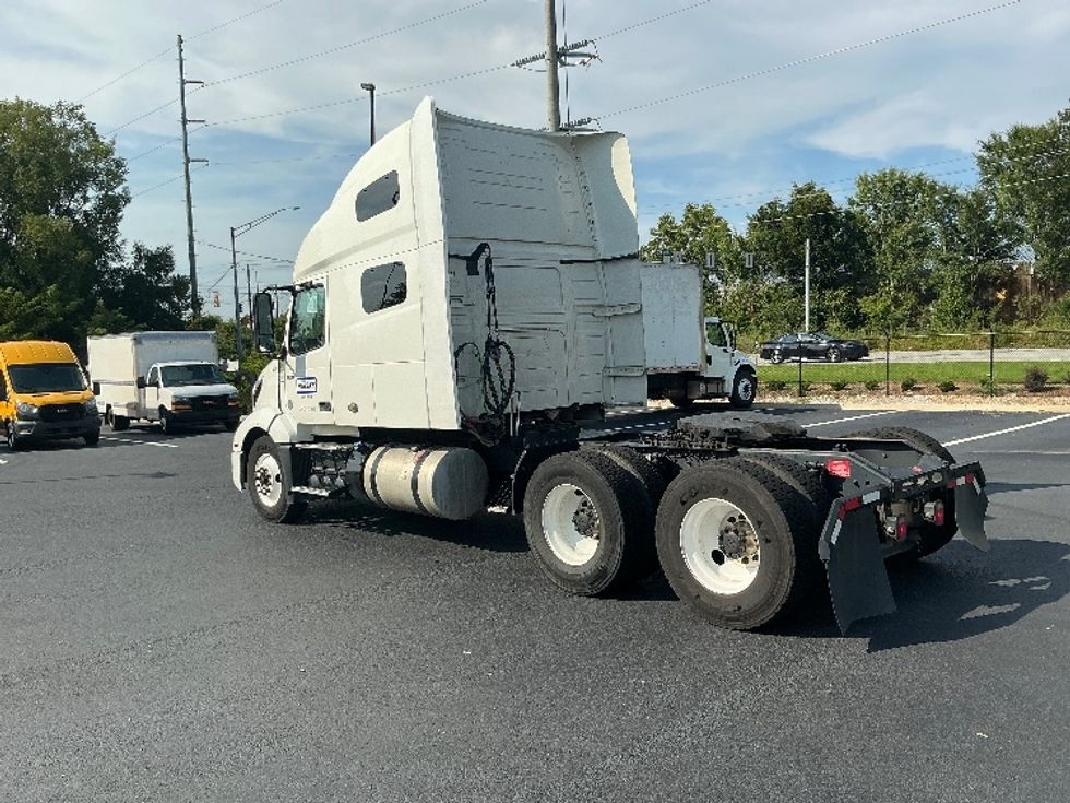 Sleeper Tractor-Heavy Duty Tractors-Volvo-2022-VNL64760-Atlanta (Forest Park)-GA-448,329\n\t\tmiles-$ 90,250 - Image 5