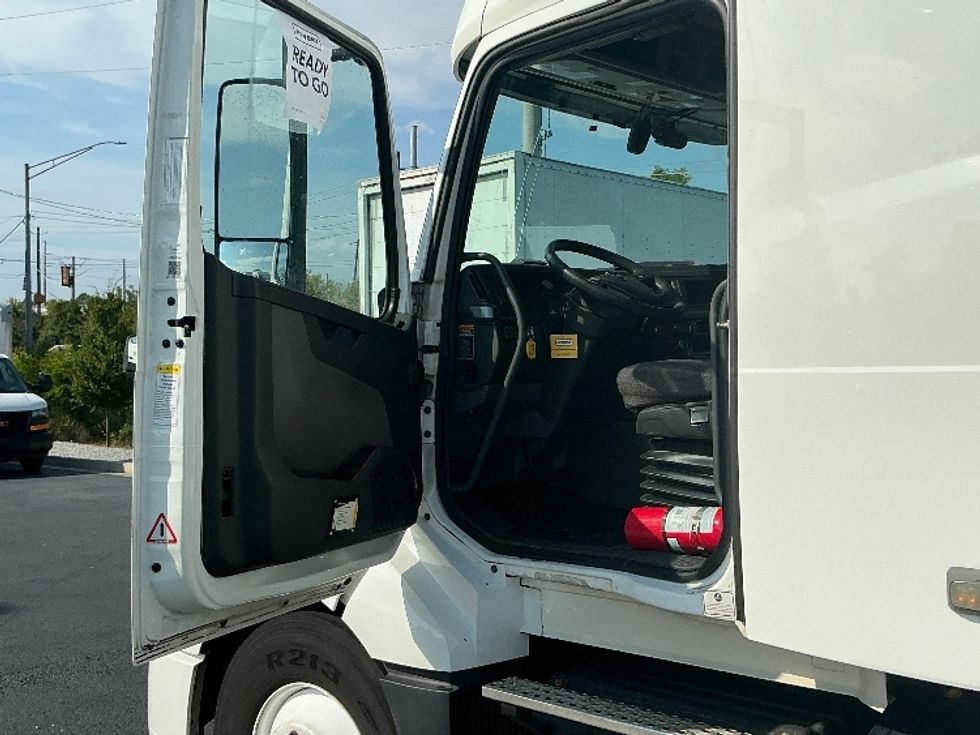 Sleeper Tractor-Heavy Duty Tractors-Volvo-2022-VNL64760-Atlanta (Forest Park)-GA-448,329\n\t\tmiles-$ 90,250 - Image 9
