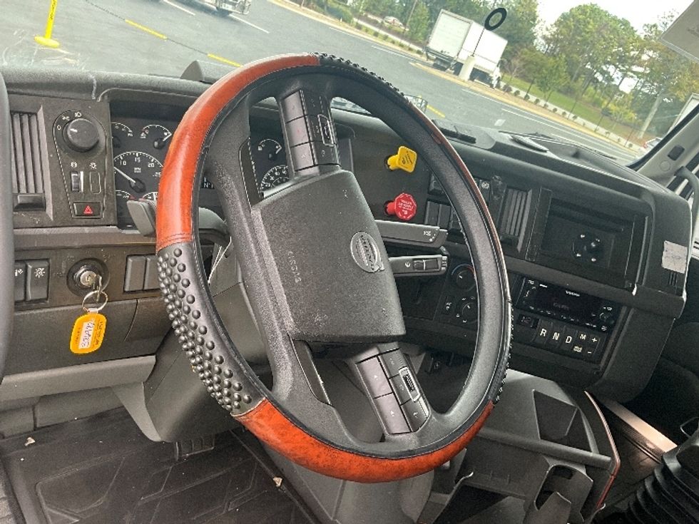 Sleeper Tractor-Heavy Duty Tractors-Volvo-2022-VNL64760-Atlanta (Forest Park)-GA-456,529\n\t\tmiles-$ 80,250 - Image 10