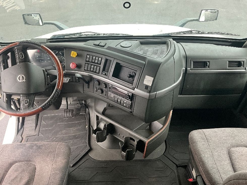 Sleeper Tractor-Heavy Duty Tractors-Volvo-2022-VNL64760-Atlanta (Forest Park)-GA-456,529\n\t\tmiles-$ 80,250 - Image 12