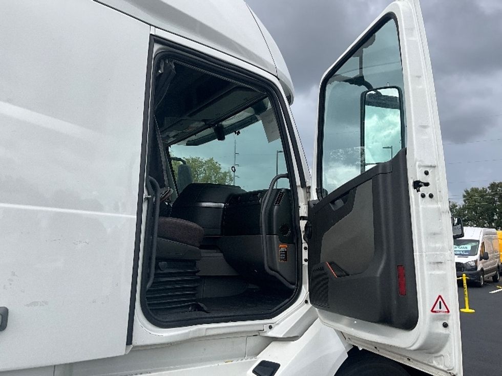 Sleeper Tractor-Heavy Duty Tractors-Volvo-2022-VNL64760-Atlanta (Forest Park)-GA-456,529\n\t\tmiles-$ 80,250 - Image 13
