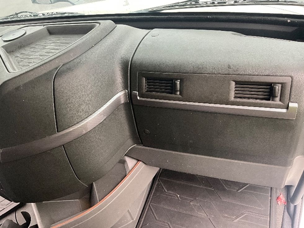 Sleeper Tractor-Heavy Duty Tractors-Volvo-2022-VNL64760-Atlanta (Forest Park)-GA-456,529\n\t\tmiles-$ 80,250 - Image 14