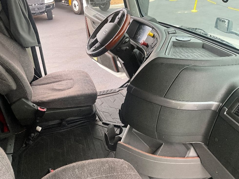 Sleeper Tractor-Heavy Duty Tractors-Volvo-2022-VNL64760-Atlanta (Forest Park)-GA-456,529\n\t\tmiles-$ 80,250 - Image 15