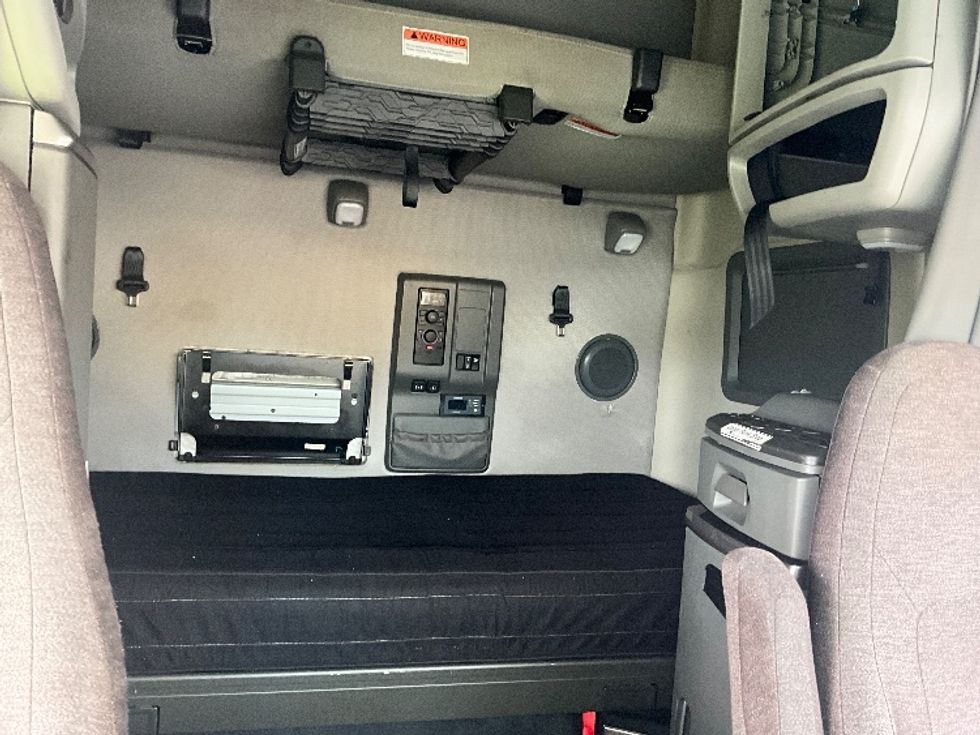 Sleeper Tractor-Heavy Duty Tractors-Volvo-2022-VNL64760-Atlanta (Forest Park)-GA-456,529\n\t\tmiles-$ 80,250 - Image 16