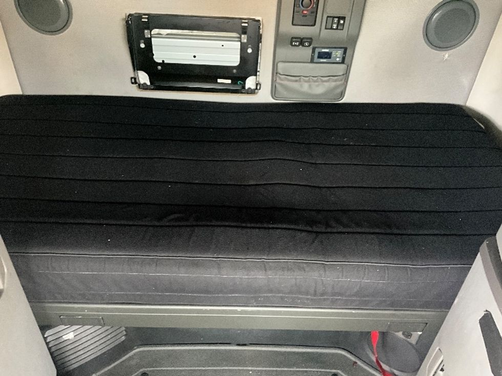 Sleeper Tractor-Heavy Duty Tractors-Volvo-2022-VNL64760-Atlanta (Forest Park)-GA-456,529\n\t\tmiles-$ 80,250 - Image 17