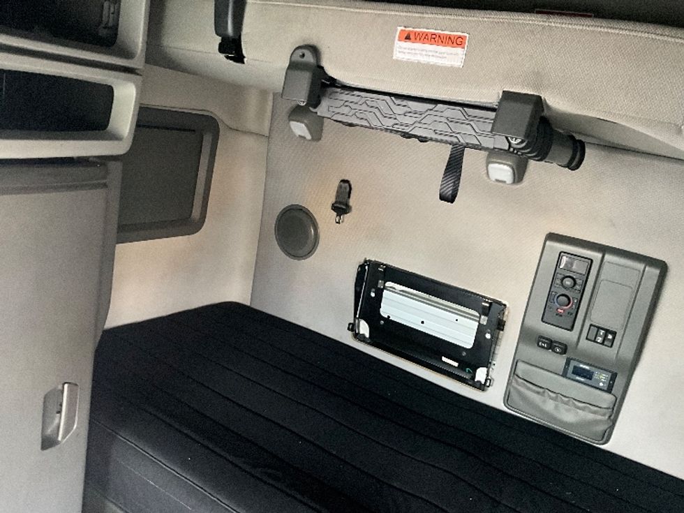 Sleeper Tractor-Heavy Duty Tractors-Volvo-2022-VNL64760-Atlanta (Forest Park)-GA-456,529\n\t\tmiles-$ 80,250 - Image 19