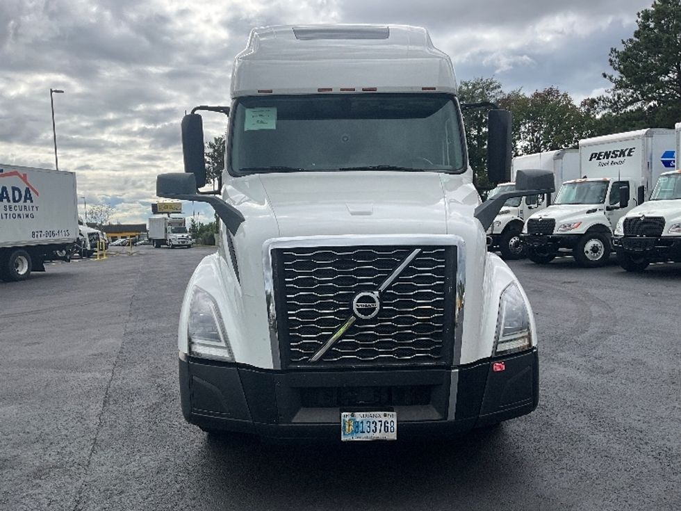 2022 Volvo Truck VNL photo 2