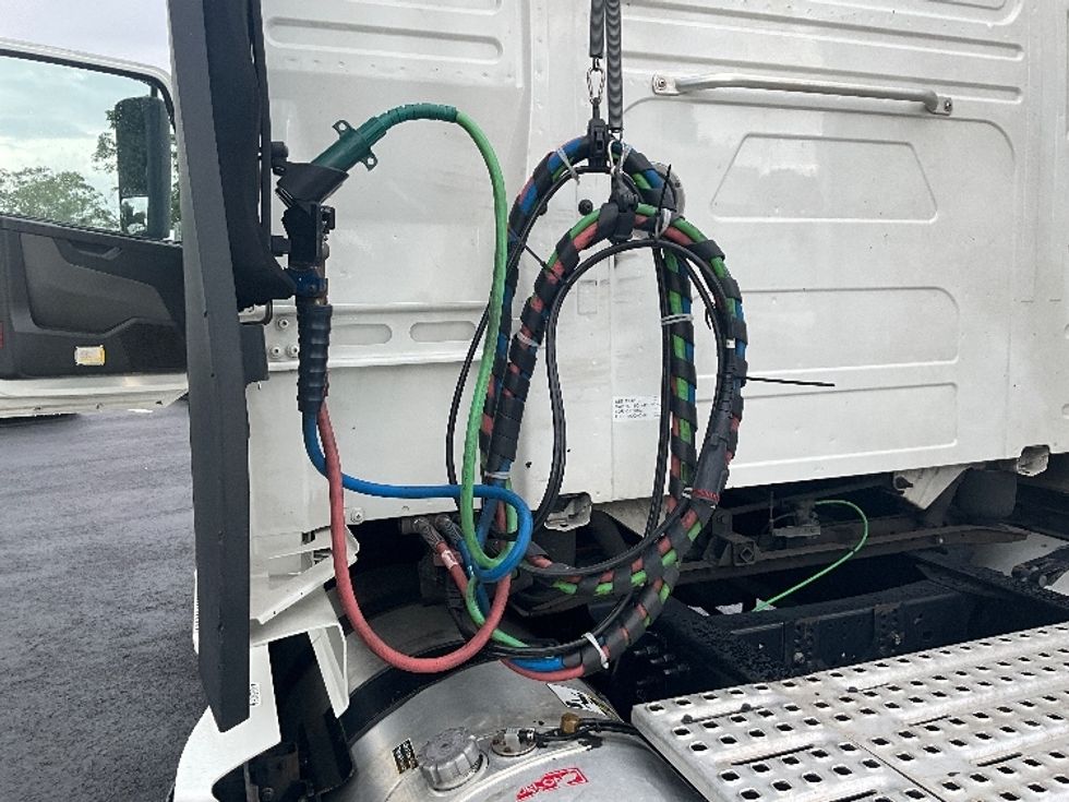 Sleeper Tractor-Heavy Duty Tractors-Volvo-2022-VNL64760-Atlanta (Forest Park)-GA-456,529\n\t\tmiles-$ 80,250 - Image 21