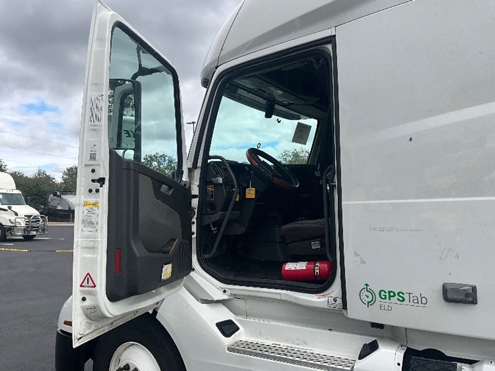 Sleeper Tractor-Heavy Duty Tractors-Volvo-2022-VNL64760-Atlanta (Forest Park)-GA-456,529\n\t\tmiles-$ 80,250 - Image 9