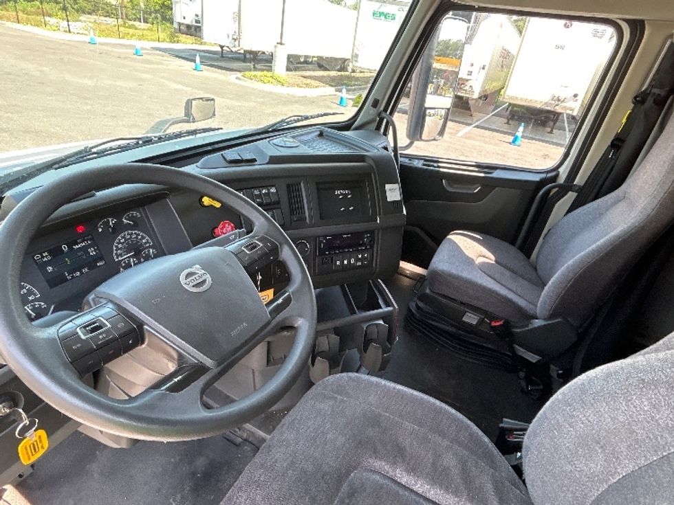 Sleeper Tractor-Heavy Duty Tractors-Volvo-2022-VNL64760-Atlanta (Forest Park)-GA-564,944\n\t\tmiles-$ 71,000 - Image 10