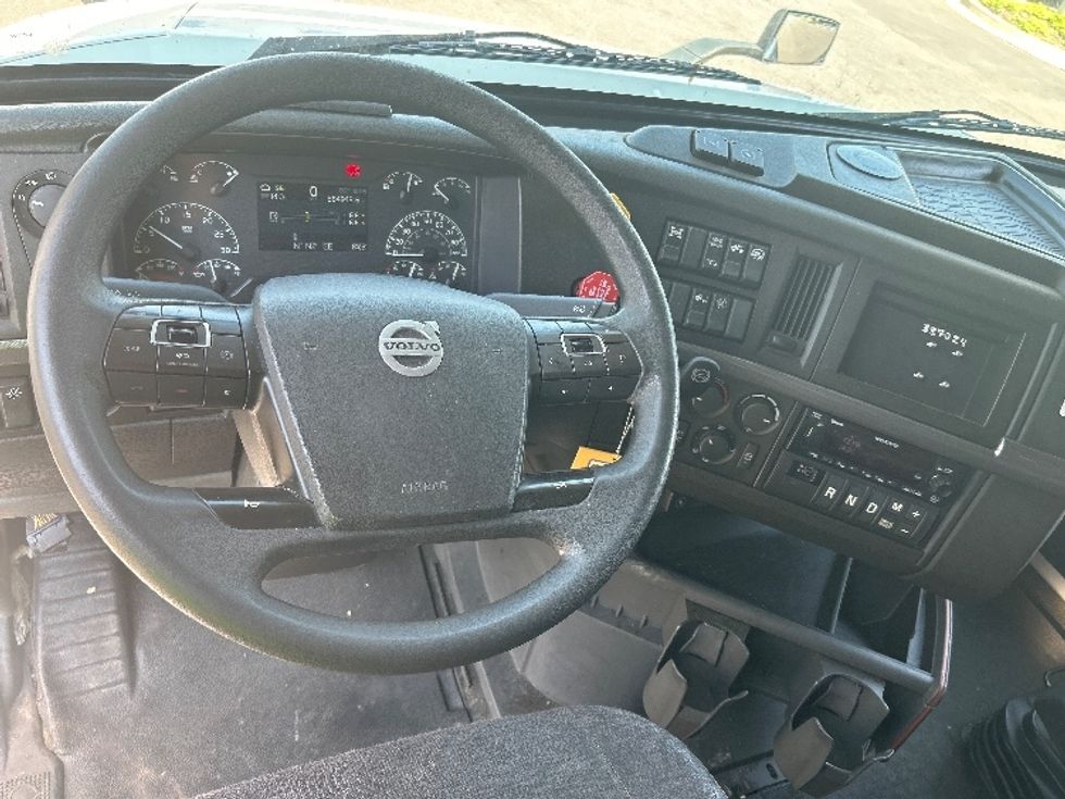 Sleeper Tractor-Heavy Duty Tractors-Volvo-2022-VNL64760-Atlanta (Forest Park)-GA-564,944\n\t\tmiles-$ 71,000 - Image 11