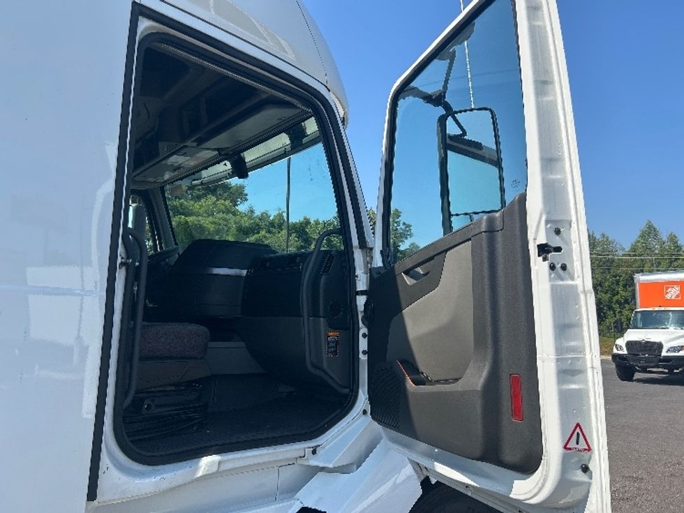 Sleeper Tractor-Heavy Duty Tractors-Volvo-2022-VNL64760-Atlanta (Forest Park)-GA-564,944\n\t\tmiles-$ 71,000 - Image 13