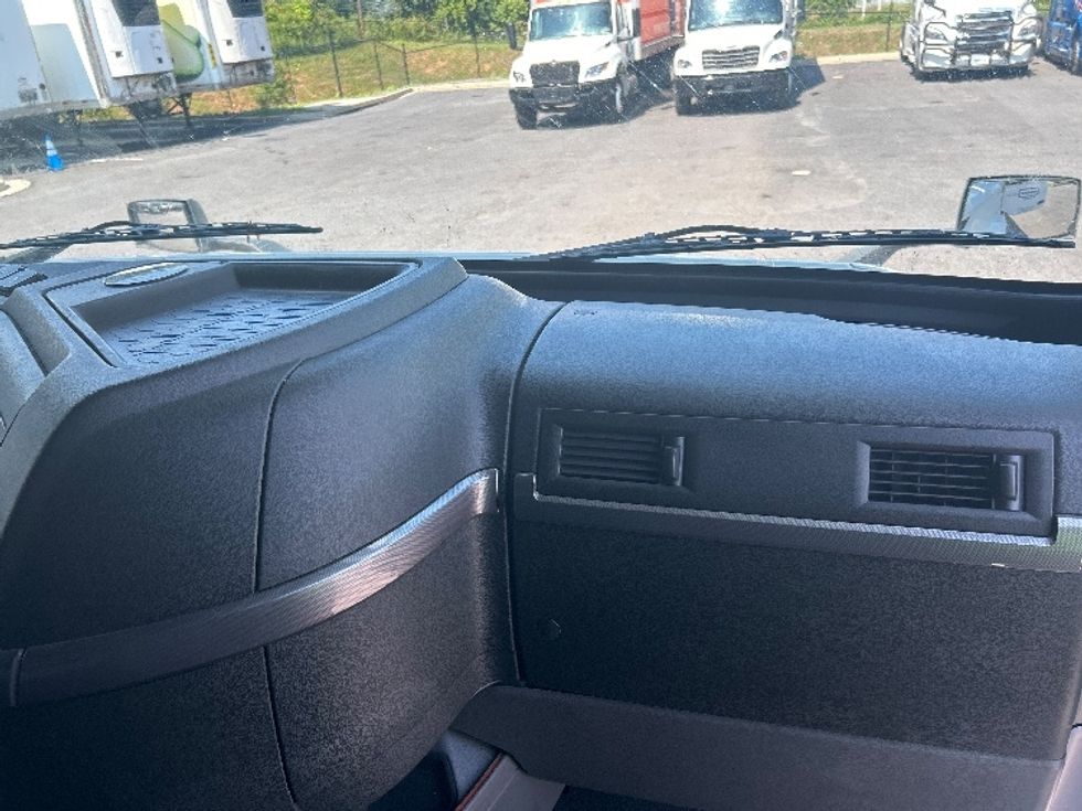 Sleeper Tractor-Heavy Duty Tractors-Volvo-2022-VNL64760-Atlanta (Forest Park)-GA-564,944\n\t\tmiles-$ 71,000 - Image 14